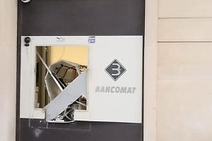 Due esplosioni nella notte: assalto all’Unicredit con il metodo della “marmotta”