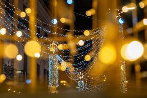 Si accende il Natale 2025: le luminarie illuminano il centro storico