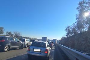 Travolto e ucciso all'alba un 25enne mentre prestava soccorso. Caccia al pirata della strada