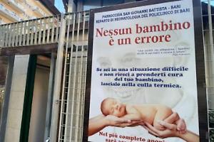 Neonato morto nella culla termica, il parroco patteggia 1 anno