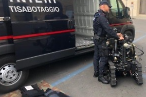 Auto rubata con esplosivo davanti alla sede della Polizia Locale