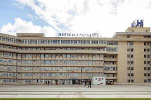 Non gli fanno vedere il fratello, aggredisce medico e guardia giurata all’ospedale “Vito Fazzi”