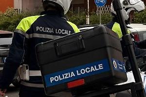 Fuga contromano e spericolato inseguimento notturno nel cuore della notte. Un uomo e una donna riescono a fuggire