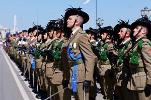 L'Italia celebra a Bari i 164 anni dell’Esercito Italiano. Le foto