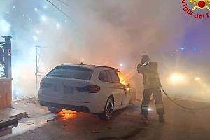 Auto in fiamme nella notte, nel mirino un giovane insegnante