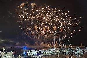 I fuochi d’artificio sul mare chiudono la Sagra di San Nicola: festa e emozioni. Le foto