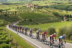 Giro d’Italia, la carovana attraversa il Tarantino: chiusure e deviazioni sulla Statale 106