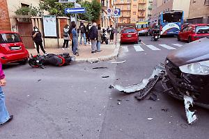 Scontro tra auto e moto: centauro in codice rosso, traffico paralizzato