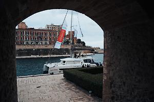 "One", parte dal Castello Aragonese il catamarano che studierà il Mediterraneo.  Il video e le foto