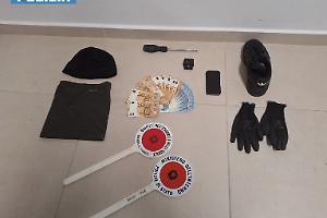 Tentano furto d’auto in pieno giorno: arrestati due giovani incappucciati