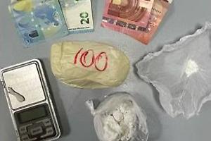 Spaccio di droga davanti al negozio, blitz della Polizia