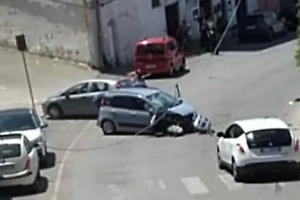 Inseguimento in centro: auto in fuga si schianta in via Ennio. Arrestato un latitante