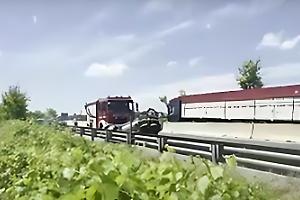 Auto si ribalta: un ragazzo e una ragazza in codice rosso