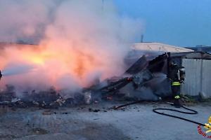 Corpo carbonizzato trovato in una roulotte in fiamme. È mistero