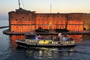 Escursioni serali in motonave: la città incanta vista dal mare. Ecco come partecipare