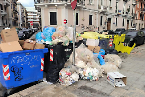 Cassonetti stracolmi fuori orario, il sindaco esplode: “La pazienza è finita, ora tolleranza zero”