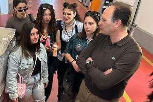 Gli studenti del "Calò" e l'ispirazione dalle melagrane