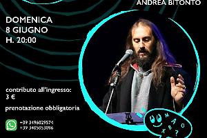 Andrea Bitonto in scena a La Factory: un professore in burnout svela l'Italia