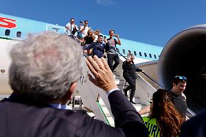 Da New York a Bari, è atterrato il primo volo diretto. Le foto e il video