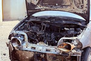 Auto avvolta dalle fiamme, i Vigili del fuoco evitano il peggio