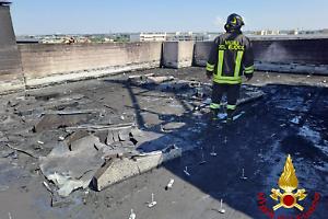 Incendio sul tetto dell’Hotel Federiciano: fiamme domate dai Vigili del Fuoco