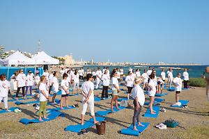Yoga, respiro e rinascita: in 100 al parco “Pane e Pomodoro”. Le foto