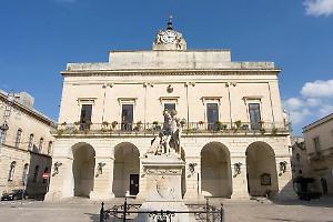 Sindaco e vice tornano in carica: revocata la sospensione