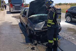 Auto prende fuoco durante la marcia in via Unità d’Italia