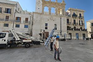 Percorsi di luce a Bari vecchia: al via l’installazione delle luminarie estive. Le foto