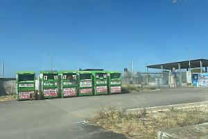 Indumenti usati, i vandali sfrattano i vecchi bidoni: spostata la raccolta