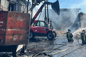 Fiamme in una falegnameria, vigili del fuoco in azione. Le foto