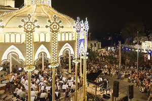 Musicista colpito con un pugno durante la festa della Madonna dei Martiri. Il video