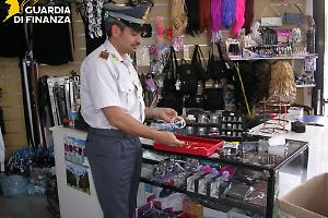 Sequestrati oltre 43.000 prodotti non sicuri, anche a rischio incendio: denunciati sei commercianti