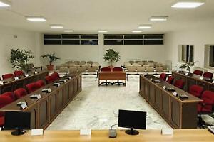 Scontro in Consiglio, attacco a Carbotti: la maggioranza insorge