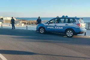 Controlli straordinari della Polizia: raffica di verifiche tra le marine e segnalazioni per droga