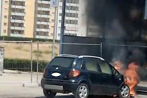 Auto in fiamme in via Ancona, nessun ferito