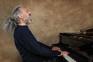 Tutto pronto per Stefano Bollani e la notte magica di “Chiostro in Musica”