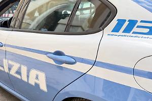 In una busta abiti rubati in un noto negozio del centro, fermato e denunciato