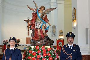 Montemesola celebra San Michele Arcangelo: la Polizia di Stato e i Fucilieri dell'Aria scortano il simulacro