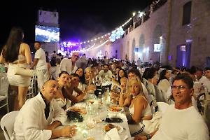 Bisceglie en Blanc, il porto diventa un salotto per 1.300 ospiti. Tutte le foto