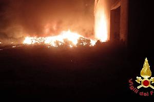 Roghi nella notte, fiamme tra rifiuti ed ecoballe vicino alla stazione