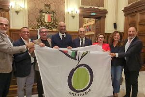 Ecco la bandiera delle Città dell’Olio: “Un impegno per tutelare il paesaggio e promuovere la cultura dell’extravergine”