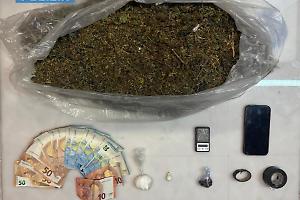 Arrestato 35enne per spaccio: in casa cocaina, marijuana e hashish