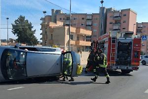 Auto si ribalta in viale Europa: coppia di anziani in ospedale