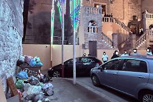 In chiesa il Vescovo per il rito dell'Aggregazione, per strada cumuli di rifiuti. Le foto