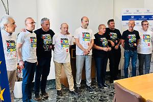 Al Policlinico le prime 150 magliette per chiedere il Nobel ai bambini di Gaza. Le foto