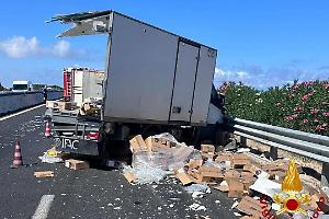 Schianto tra camion e furgone sulla statale 16, traffico in tilt e due feriti