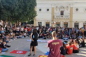 Corteo pro Palestina: in 500 attraversano il centro città. Chiesto stop al transito di armi nel porto. Le foto