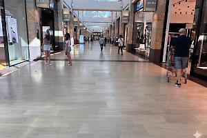 Assalto mitra in pugno al Gran Shopping, panico tra la folla. Due i feriti, gravissimo il rapinatore. Il video