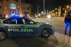 "Ti ammazzo", impugna il coltello e tenta di uccidere un uomo in piazza
